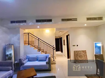 أفضل عرض للإيجار: وحدة سكنية تضم 3 غرف نوم وغرفة خادمة و5 حمامات، مع غرفة معيشة واسعة وحديقة منسقة، ومؤثثة بالكامل، بسعر 115,000 درهم إماراتي.