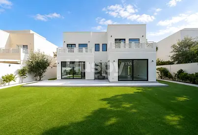 Upgraded | Vacant on Transfer | Near Park and Lake