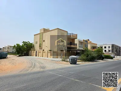 فيلا زاوية بعمر 5 سنوات فقط في المويهات 3، على تقاطع شارعين، وهذا يمنحها إطلالة مفتوحة من جهتين وواجهة أوسع من الفلل الداخلية المجاورة. المساحة 3,600