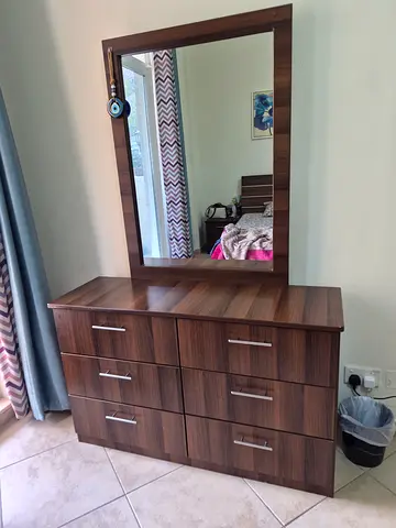 Wooden dresser with mirror - 6 drawers, good condition