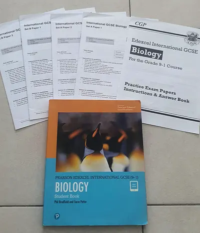 Pearson Edexcel International GCSE Biology (9–1) Student Book + Practice Papers