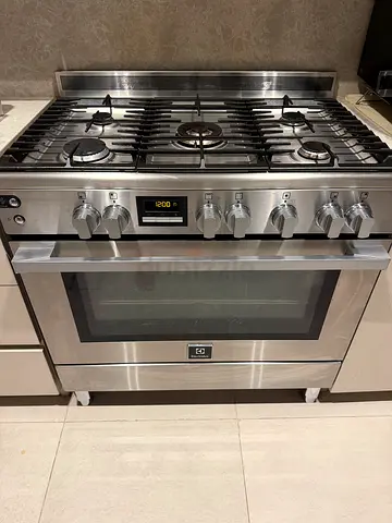 Electrolux Stainless steel freestanding gas range with built-in oven (good condition)