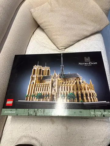 LEGO Architecture Notre-Dame (Official Set) - Complete Box