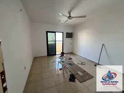 ثلاث غرف وصالة شيرنج موظفين في المجاز 2 الشارقة بلكونتين وإطلالة مفتوحة صيانة مجانية وسهولة الوصول إلى دبي