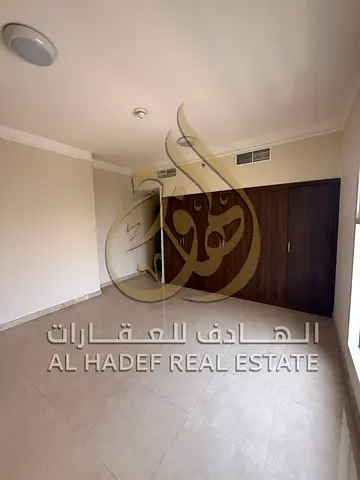 ✨ فرصة مميزة للسكن في منطقة القليعة بالشارقة داخل بناية عائلات مراقبة بالكاميرات، مع بنتهاوس واسع يتميز بمساحات مريحة ومميزات إضافية توفر لك راحة أكبر