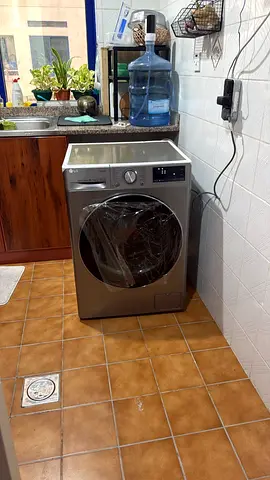 LG thinQ Front-load washer & dryer 10.5/8Kg - nearly new, stainless finish