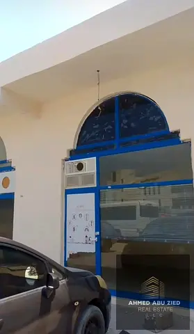 للبيع بيت عربي سكني تجاري على شارع رئيسي مباشرة مقابل المدارس الأهلية الخيرية مساحة 2000 قدم يضم محلين و3 غرف وصالة خالٍ من المستأجرين وتصريح بناء أرض