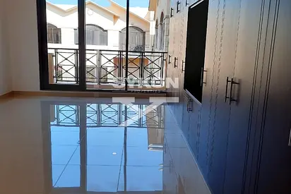 قطعة أرض تجارية متاحة | قرية 33، البرشا 1 | إطلالات على البحيرة على شاطئ البحر