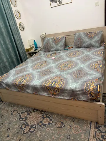King size bed for sale with 2 drawers n a dresser