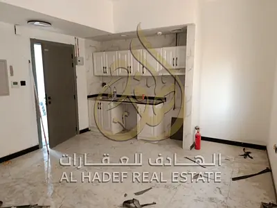 استديو أول ساكن في مويلح، تكييف وغاز مركزي، سكن جديد من أول يوم. الإيجار 25 ألف، دفعات 4 أو 6، والتأمين شيك.