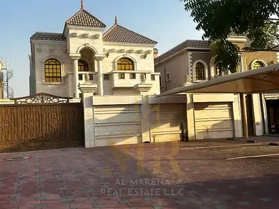 Villa in Al Mowaihat 2, Ajman – Commercial use, located next to the mosque on a main street. Features central air conditioning and an area of ​​5,000