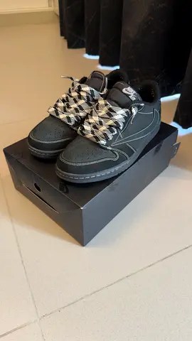Jordan 1 retro low OG SP x travis Scott black phantom (Size US 9) with box, extra laces and receipt