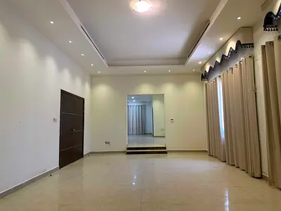 فيلا فاخرة للإيجار في منطقة الخوانيج الأولى بدبي، بالقرب من المخرج الأخير وحديقة القرآن الكريم، تتكون من 6 غرف نوم و5 صالات.