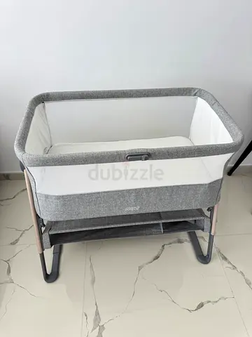 Besafe bedside bassinet in light grey - excellent condition