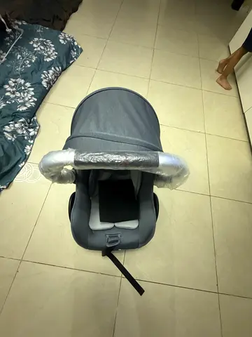 Infant car seat / carrier in good condition brand new