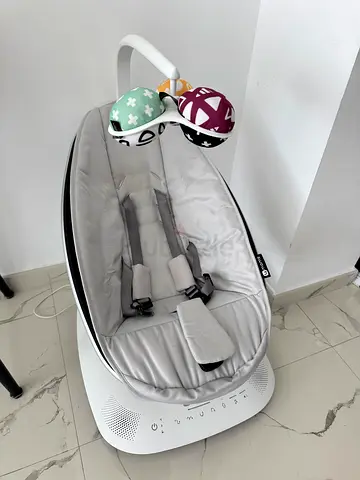 4moms mamaRoo infant seat/baby rocker in light grey with mobile