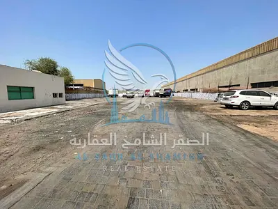 حوطة 15,000 قدم للإيجار في الصناعية 10 – شارع رئيسي