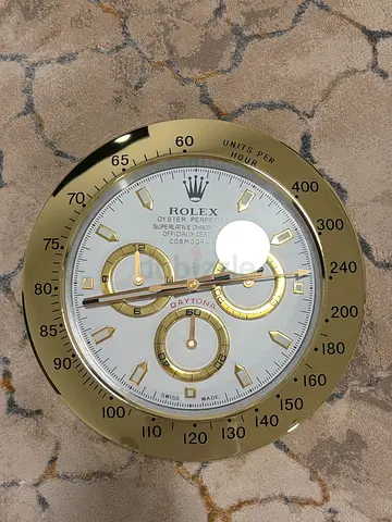 Clock wall