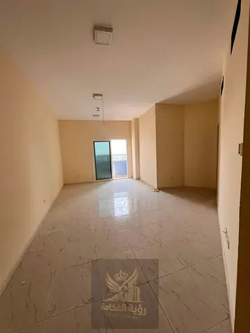 أرخص غرفتين وصالة للإيجار السنوي في المجاز 2 الشارقة فرصة مميزة للسكن العائلي في موقع قريب من مخرج دبي الشقة تتكون من غرفتين وصالة واسعة وحمامين وبل
