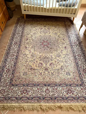 Classic cream Persian-style rug 200x300cm - good condition