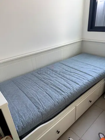 White Daybed with 3 Drawers - Solid Wood Slats, Good Condition