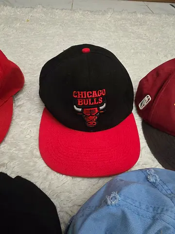 Chicago Bulls snapback cap - black with red brim