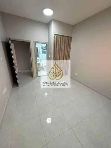 🏠✨ للإيجار السنوي في عجمان – الجرف 3 | ثاني ساكن ✨🏠  🔥 شقة واسعة جدًا بمواصفات مميزة ومناسبة للعائلات! 🔥  متاح الآن شقة غرفتين وصالة – ثاني ساكن ف