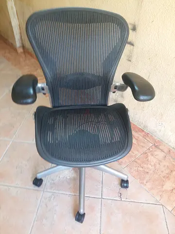 Herman Miller Aeron Classic Chair Size B Lumbar Support Polished Aluminium Frame
