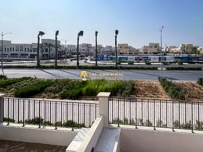 Road View 4BR | Single Row | Fitted Appliances