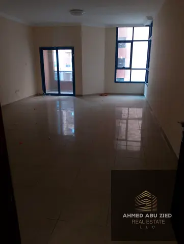 3غرف وصاله غرفه خادمه  غرفه غسيل  3حمام منهم حمام ماستر 2بلكونه خزانه في الحائط الموقع ابراج النعيميه  خارج النص 300اولاين  السعر54.000