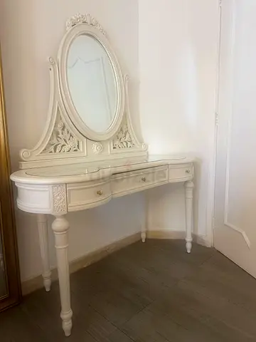 White Vintage Vanity Dressing Table with Oval Mirror