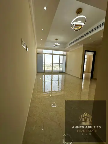 شقة مميزة بموقع استراتيجي على شارع رئيسي في منطقة الروضة 2 بعجمان، مقابل كنز مول، بمساحات ممتازة وتشطيبات راقية، ومناسبة للسكن العائلي. موقع مميز جدا