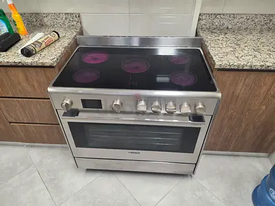 Bosch freestanding electric ceramic hob with oven - good working condition