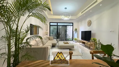 للإيجار فيلا فاخرة بمنطقة الأميرة: تصميم عصري من دورين مع مصعد خاص ومسبح ومواصفات راقية