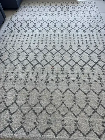 200x300 cm carpet for ONLY 250 AED. Original price 600 AED