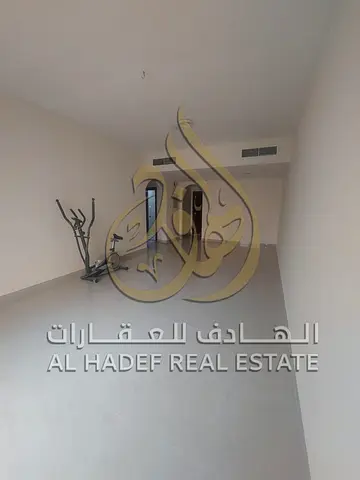 فرصة مميزة للسكن في منطقة القليعة داخل شقة واسعة جدًا، ثاني ساكن، تتميز بمساحات ممتازة وصالة كبيرة جدًا، مع تكييف وغاز مركزي وبلكونة