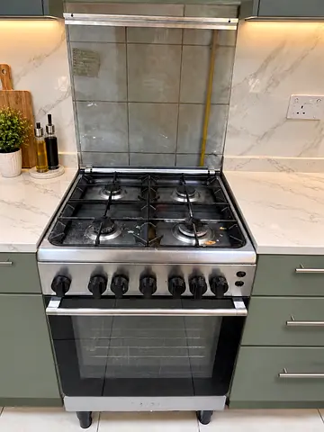 Freestanding 4-burner Gas Cooker with Oven - Good Working Condition
