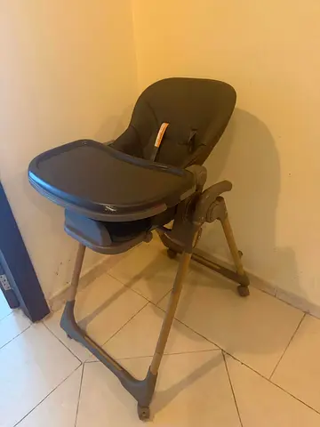 Adjustable baby high chair with detachable tray - good condition