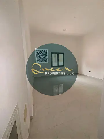 Large space / Prime and vibrant location / Close to services and amenities