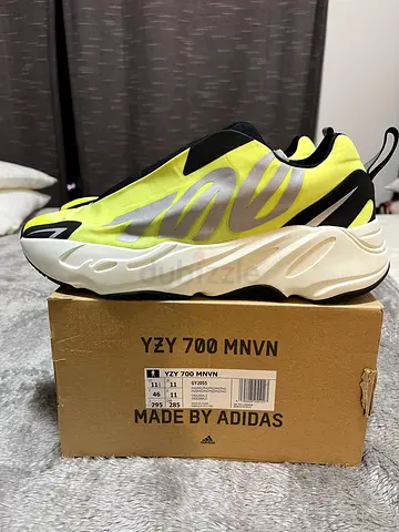 Yeezy 700 MNVN US11.5 (laceless)