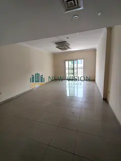 Three-bedroom apartment with a living room, free parking, balcony, built-in wardrobes, a master maid
