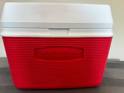 Rubbermaid Portable Cooler / Ice Chest - Red (Good Condition)