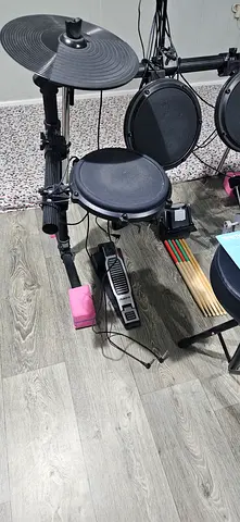 Electronic Drum Kit with Cymbals, Double Pedals and Drumsticks