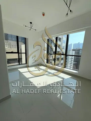 شقة غرفتين وصالة أول ساكن للإيجار السنوي في الشارقة، موقع مميز بالصف الثاني من الكورنيش، بلكونة وباركينج مجاني، جيم ومسبح مجاني، شهر مجاني