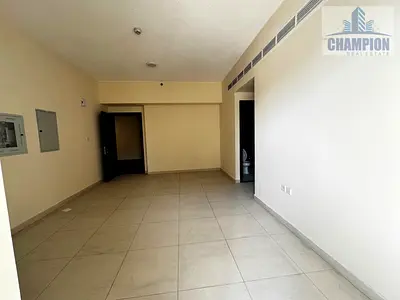 شقة فاخرة وواسعة (غرفة وصالة) مع شرفة وموقف سيارات مغطى