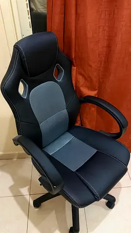 Comfortable black ergonomic gaming/office chair with armrests