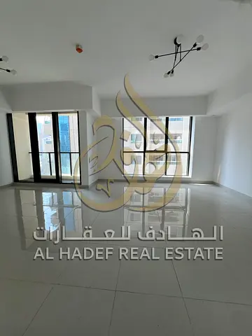 شقة 3 غرف وصالة أول ساكن للإيجار السنوي في الشارقة، صف ثاني من الكورنيش، بلكونة وباركينج مجاني، جيم ومسبح مجاني، شهر مجاني، موقع مميز جدًا