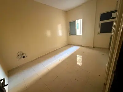 Spacious Studio central ac central gas family building with landfree parking