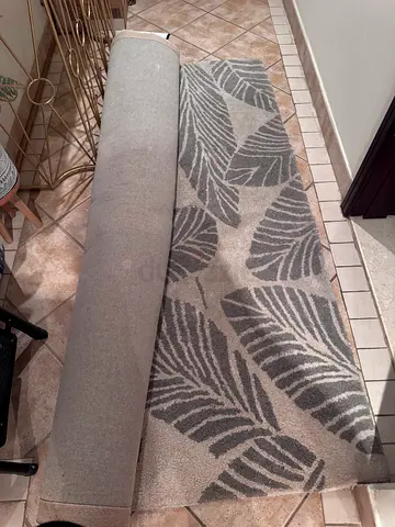 Home center Meadow Tufted Rug - 200x290 cms. Gray Leaf-Pattern Runner Rug - Good Condition.