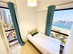 bright room with two windowns ; Seaview+JBR walk